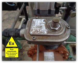 Exemplo de instalação de solenoide “Ex” protegida por encapsulamento. Marcações Ex eb mb IIC T6 Gb / Ex tb IIIC T 85 ºC Da IP66 