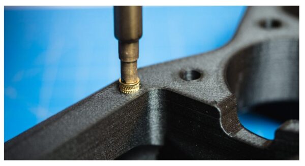 Utilização de insertos metálicos roscados para fixação de tampas e ...